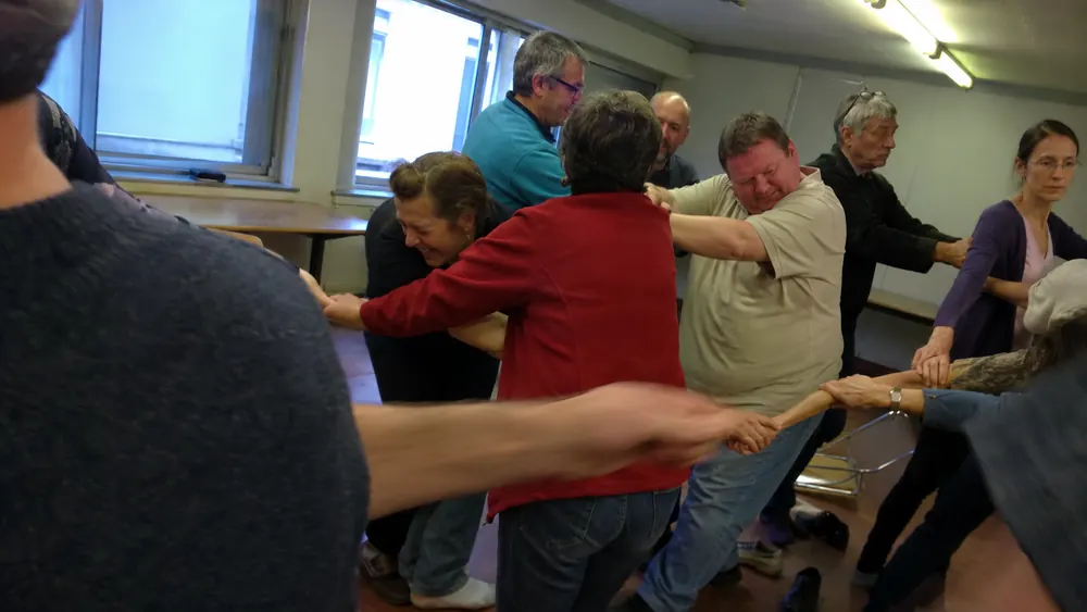 Participants qui rient en tirant sur une corde pendant un jeu