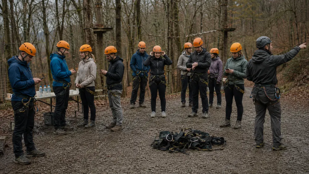 Groupe casqué en forêt pour un accrobranche, activité de team building classique