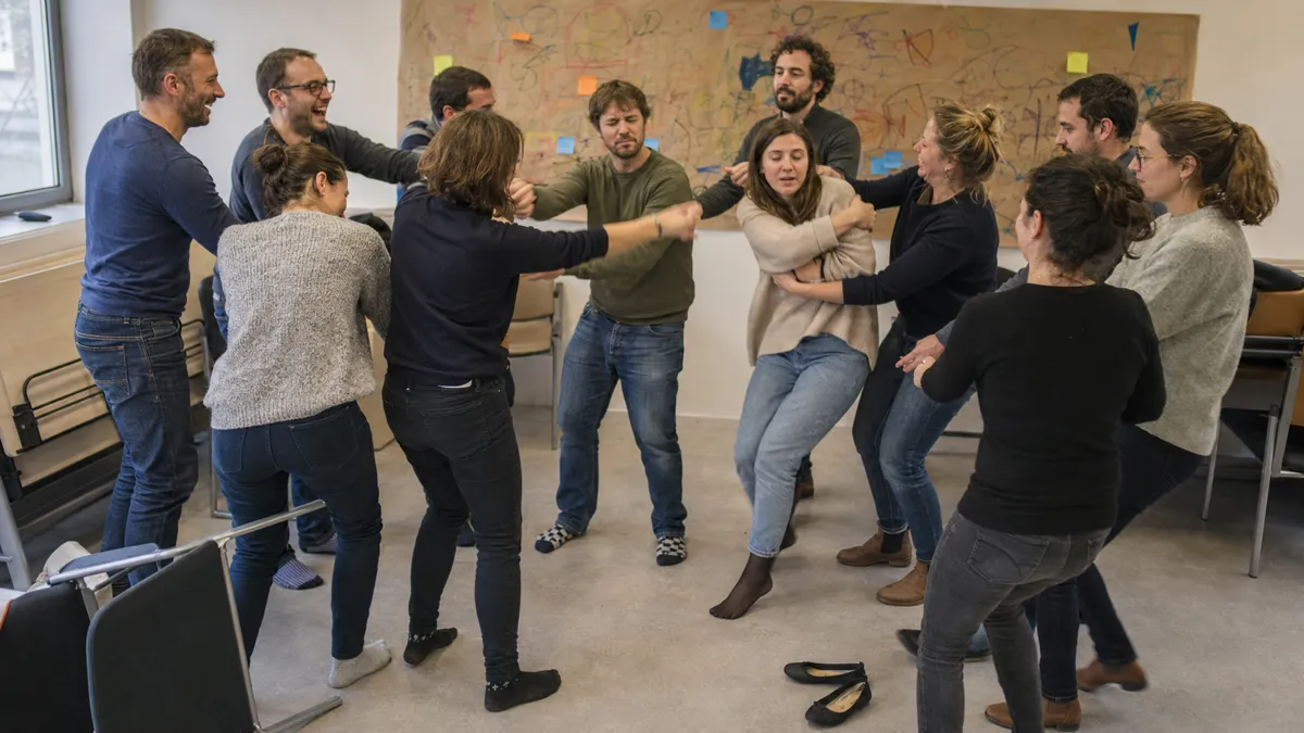 Équipe en cercle pendant un jeu collectif, moment de team building en Normandie